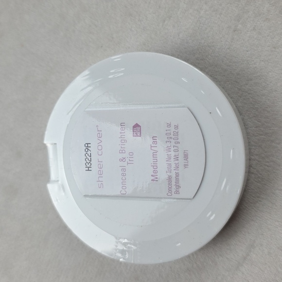 New Sealed Sheer Cover Conceal & Brighten Trio Palette In Medium/Tan - Picture 3 of 3